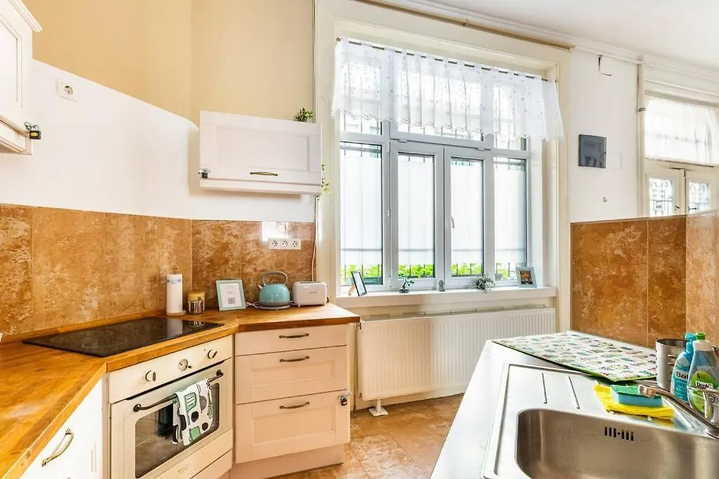 Annicku'S Stylish Budapest Apartment